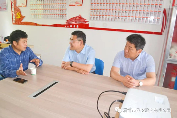 聽取社區(qū)工作人員對社區(qū)基本情況和群眾反映的意見、需求的介紹.jpg
